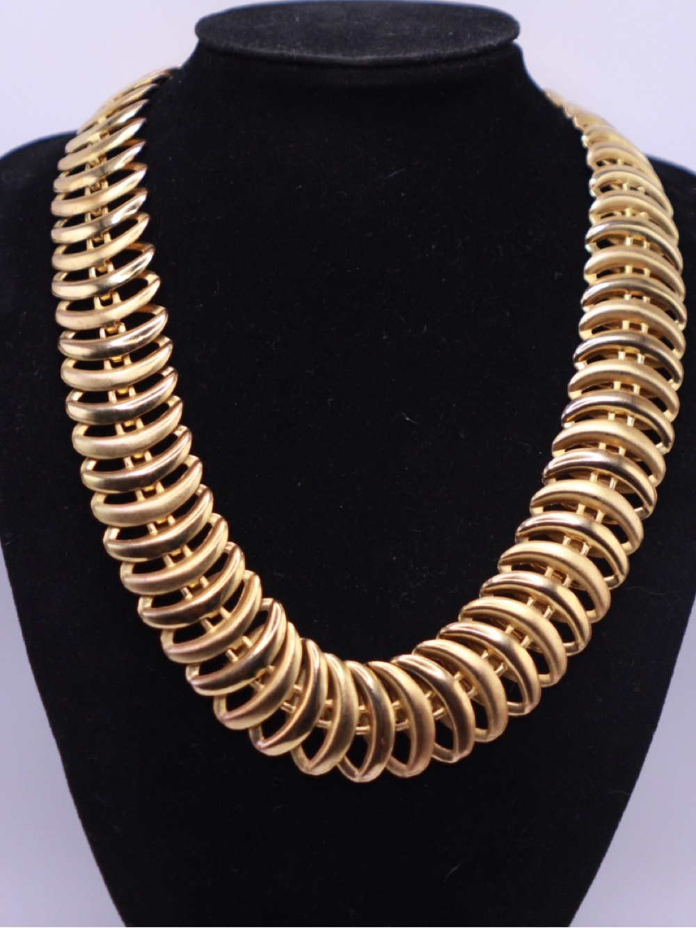 Vintage unsigned Lady Remington Bold Gold tone Link Collar Necklace